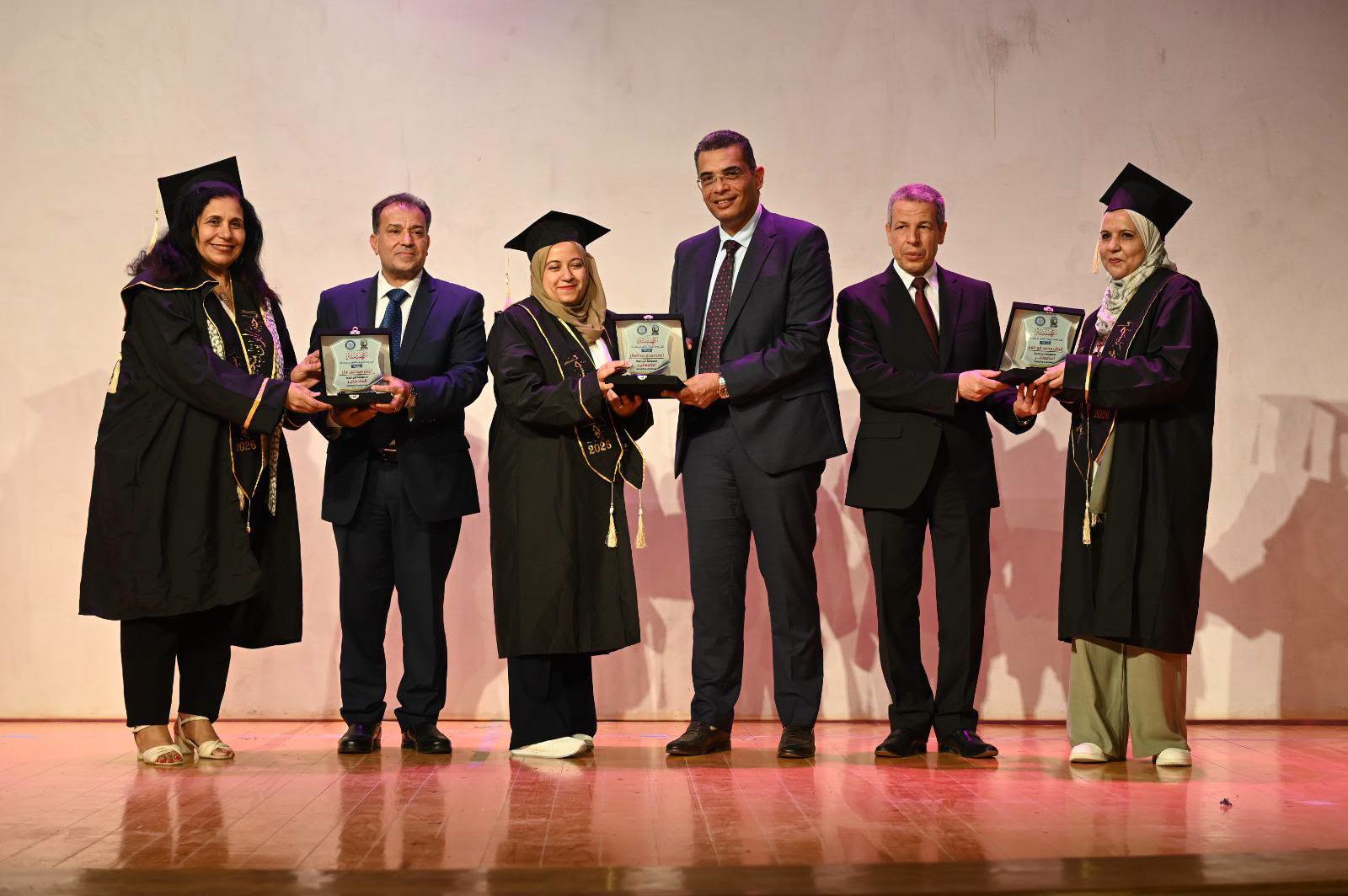 بحضور محافظ البحر الأحمر ورؤساء الجامعات.. جامعة الغردقة تحتفي بخريجي الماجستير المهني